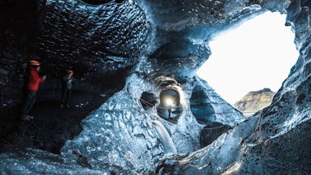 Cammina sotto una grotta di ghiaccio sotto il vulcano Katla